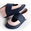 dunkelblaue-krabbelpuschen-mit-rosa-bogenrand-sandalen