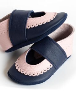 dunkelblaue-krabbelpuschen-mit-rosa-bogenrand-sandalen