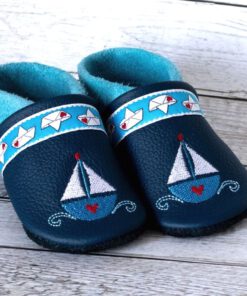 blaue-krabbelschuhe-mit-segelbooten